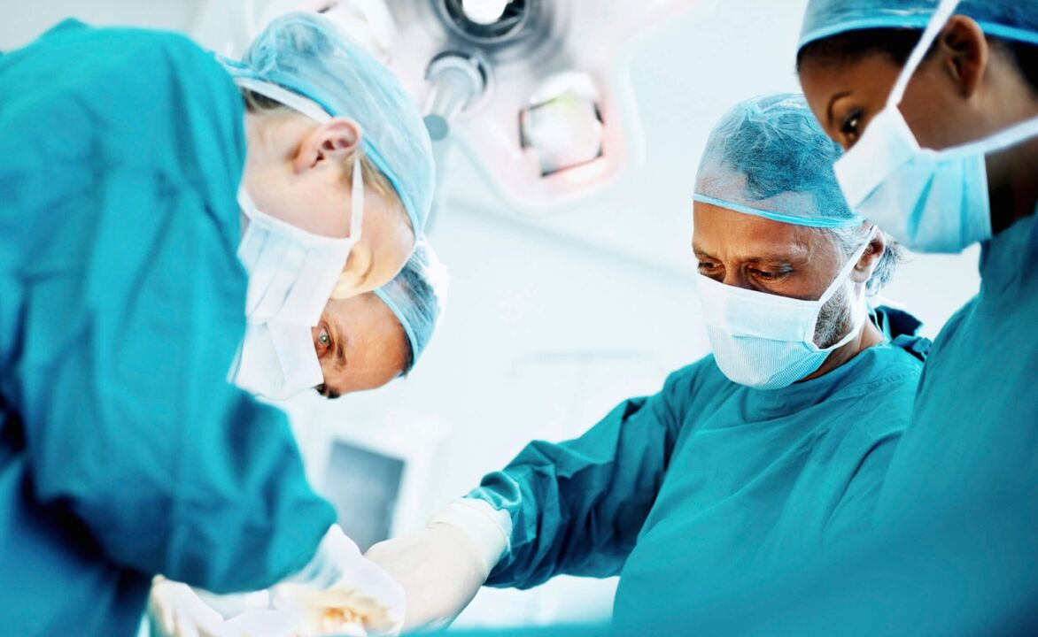 Хирургтардың хирургия арқылы жыныс мүшесін үлкейту процесі